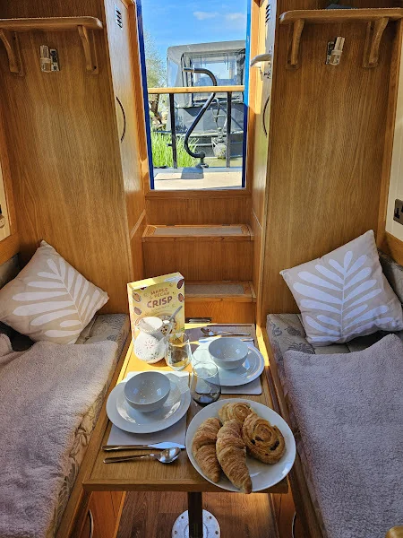 Upsy Daisy saloon from stern with breakfast