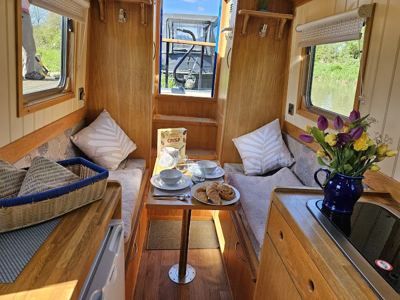 Upsy Daisy saloon from bow in sunlight