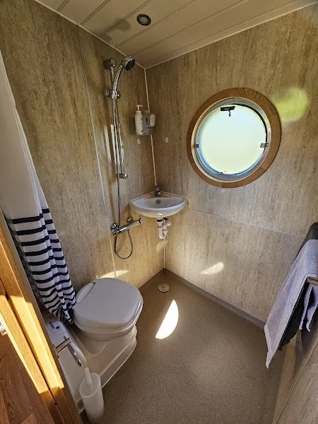 Upsy Daisy bathroom with porthole window