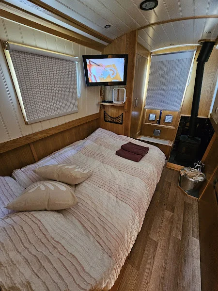 Upsy Daisy main bedroom with TV and stove