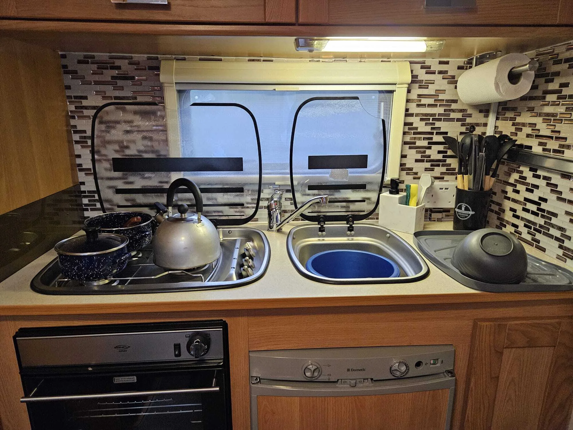 Farah kitchen hob sink and oven