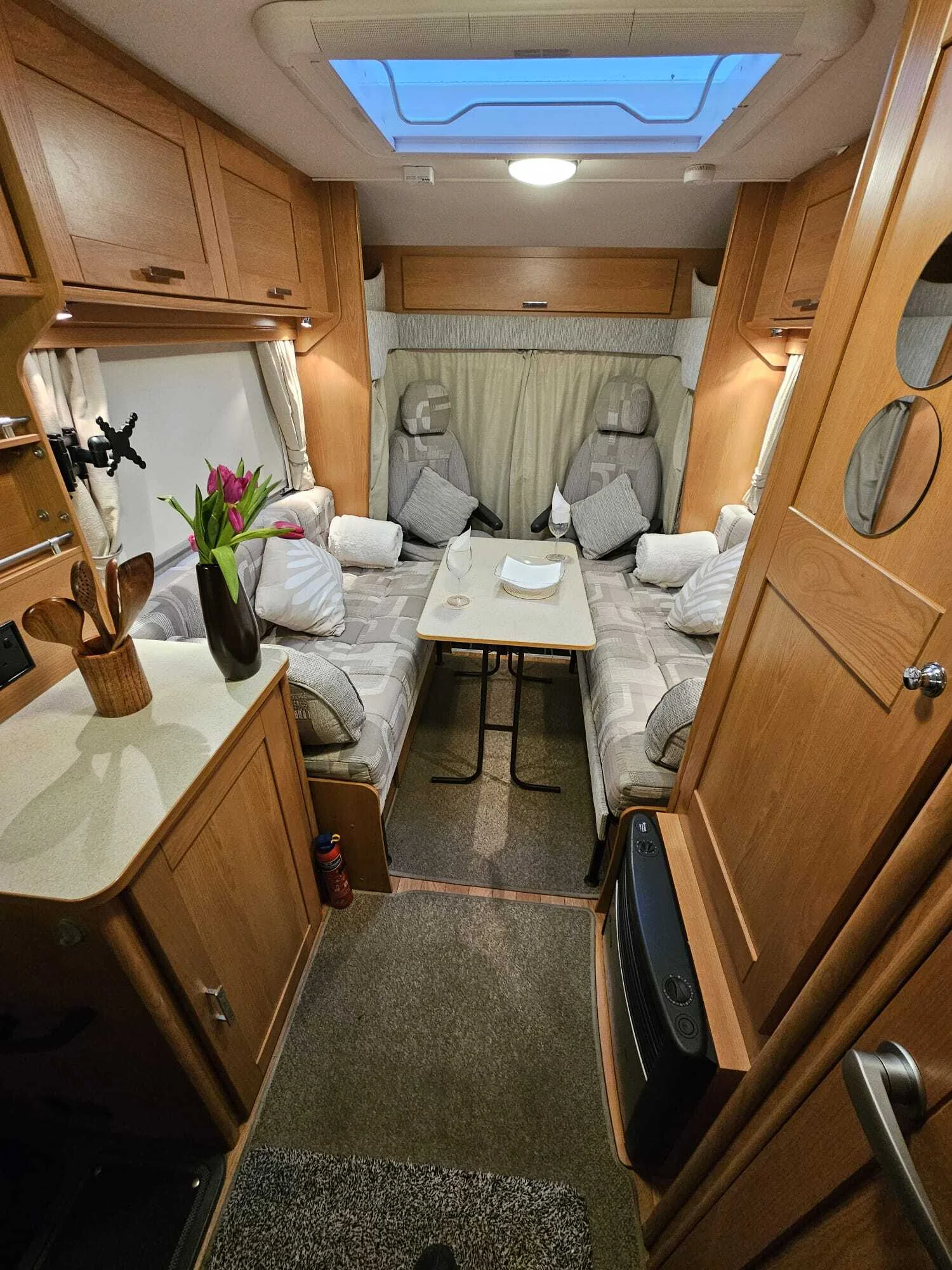 Farah interior full length